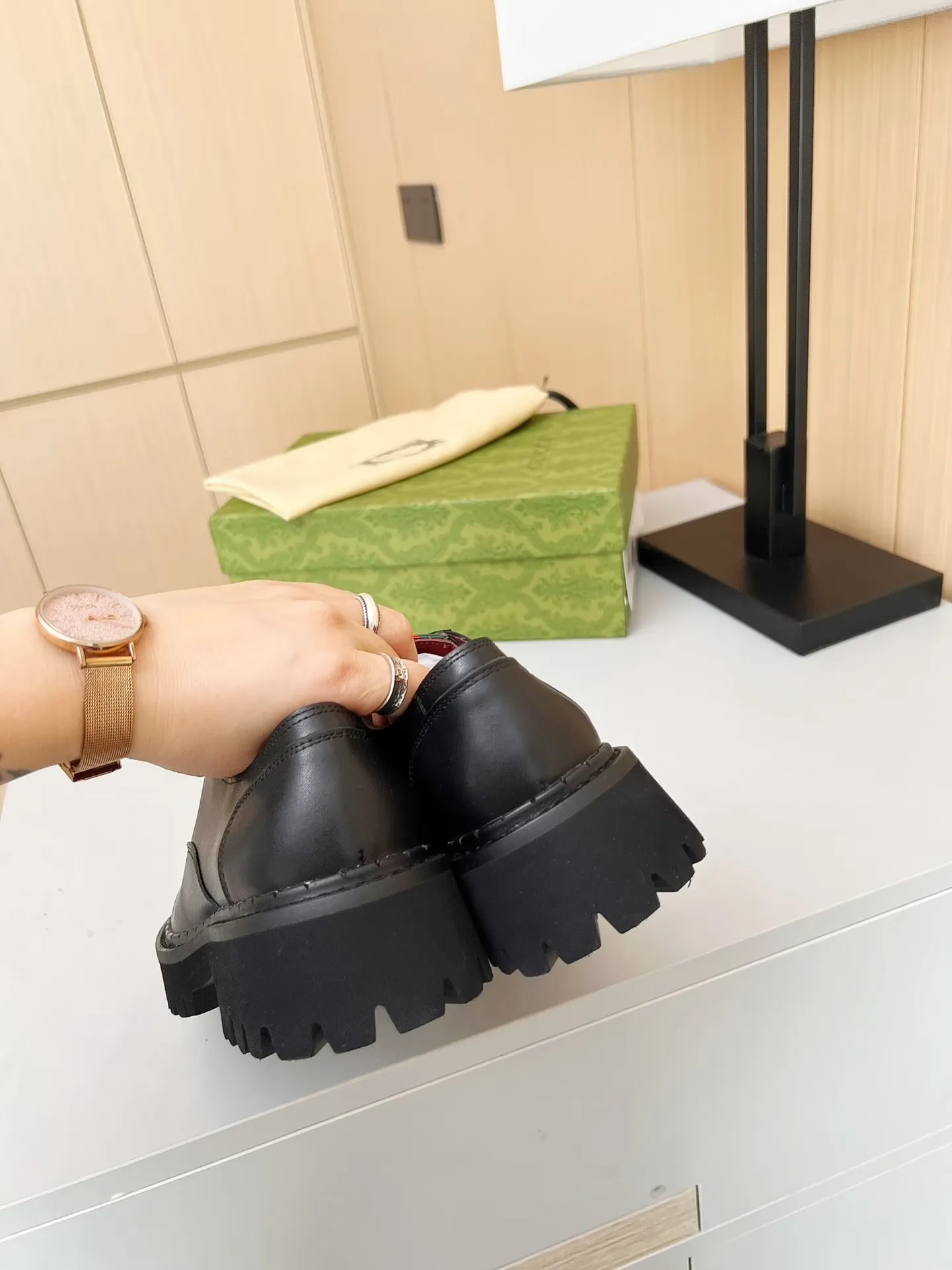 👟👟Ex-factory price 480👟👟 ✅The latest Gucci GUCCI lace-up loafers at the counter. They are mainly matched with various styles of trendy clothes to highlight their fashion. ✅ A must-have recommended ➡️ Fabric: cowhide, open edge beads Inner/foot pads: red cow lining Color: black Size: 34-41 (34, 41 need to be customized) Heel height: 5cm Outsole: Foam outsole material ✅ Equipped with cloth bag and card